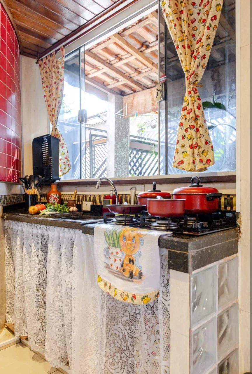 Mesa de jantar rústica com vaso de margaridas e louça elegante